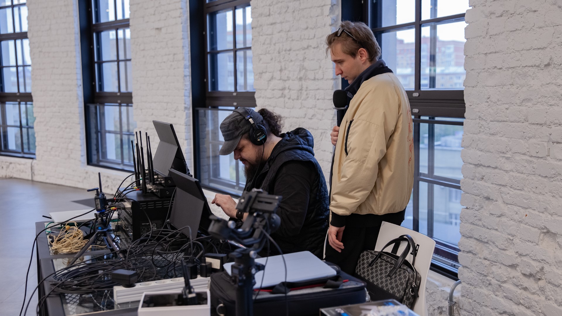 Продюсерская команда на площадке